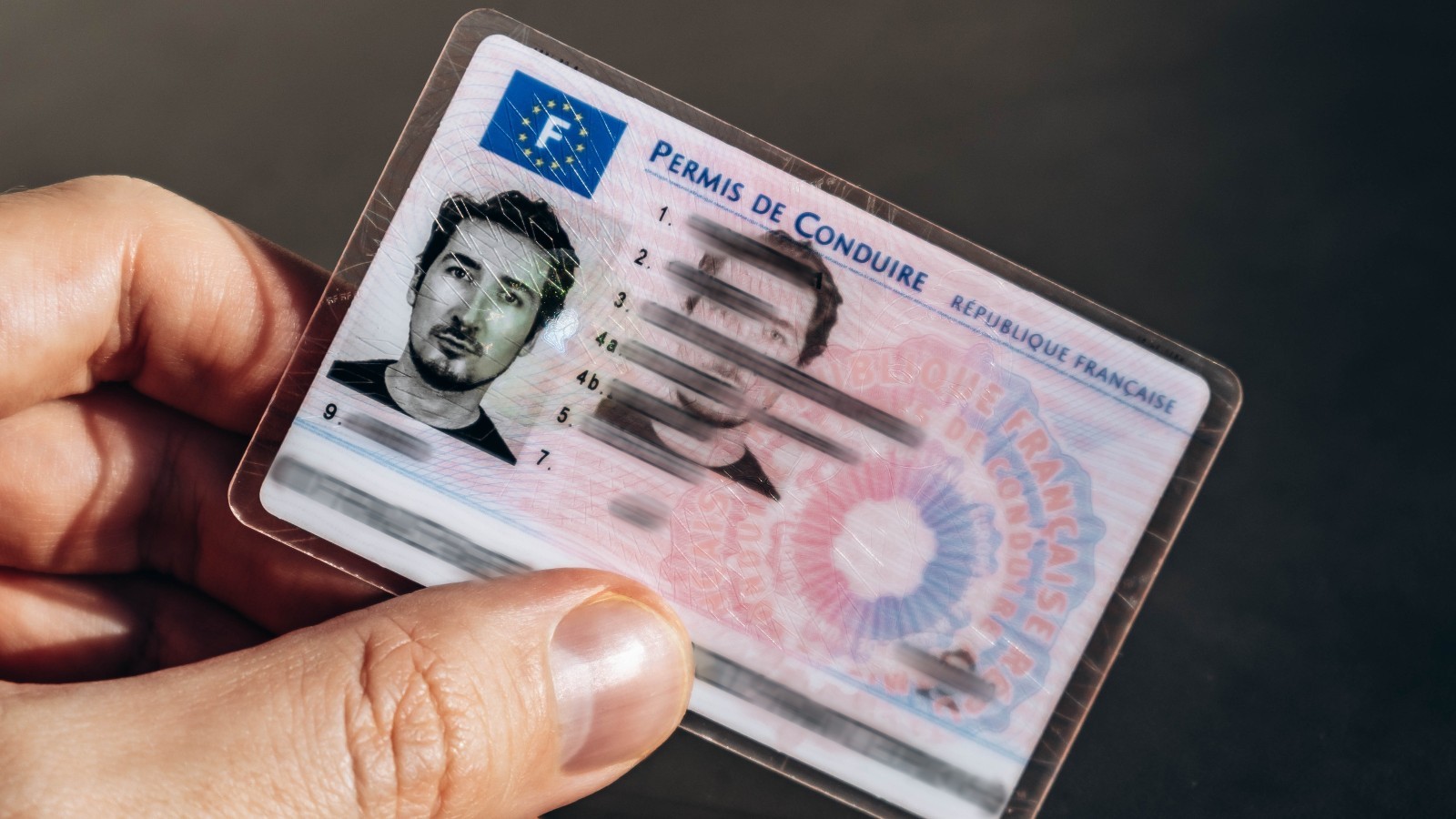 La fin du permis physique ? L'Europe vote le passage au permis de conduire 100 % numérique