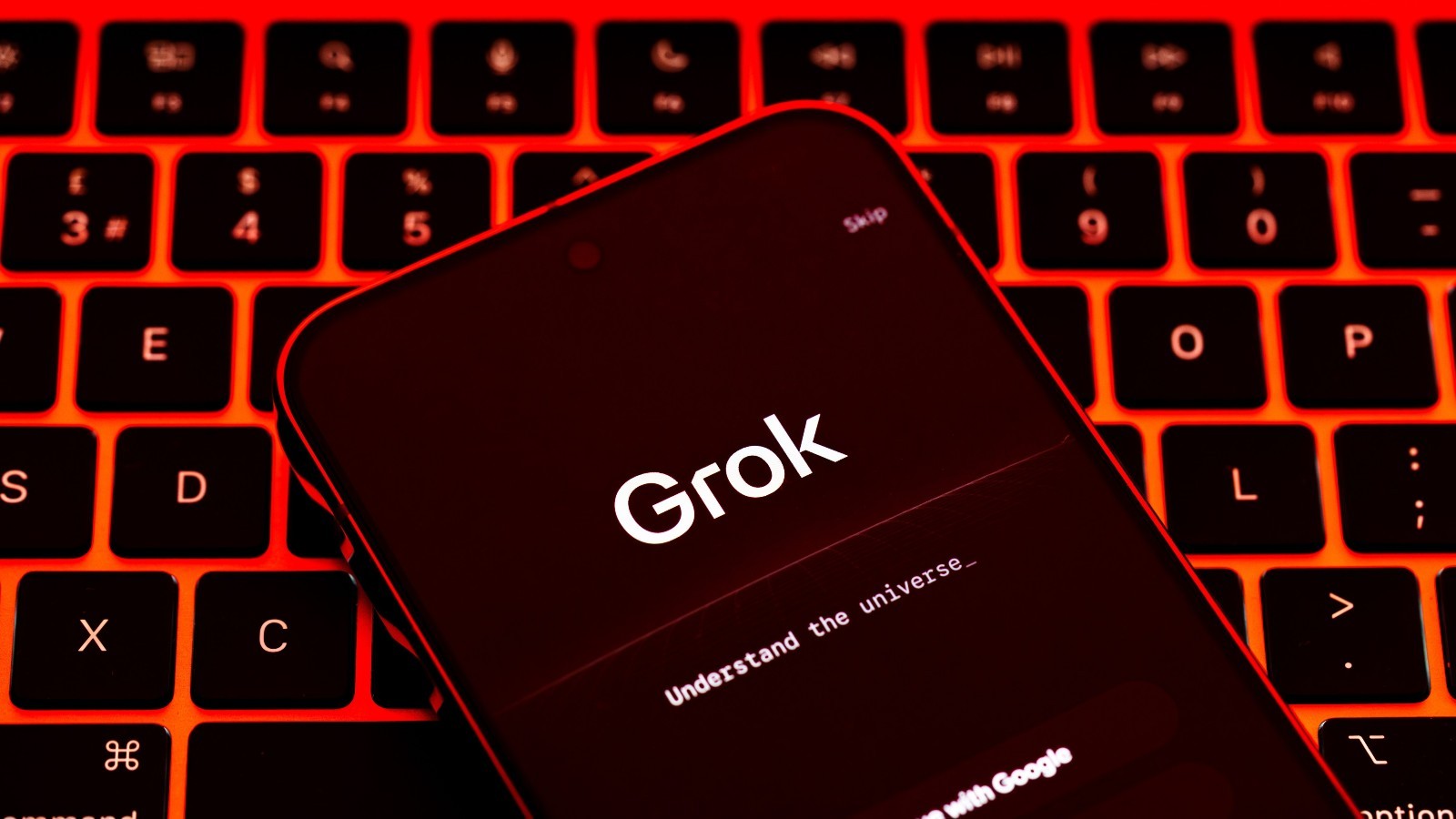 Malgré ses promesses, Grok continue d’héberger des