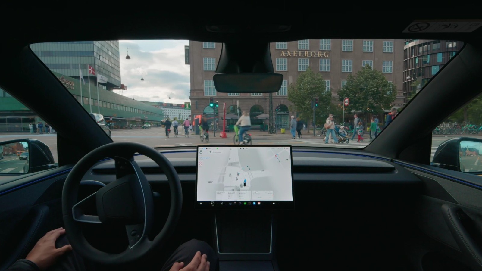 Tesla célèbre l'arrivée de FSD au Danemark avec une vidéo qui enfreint le code de la route