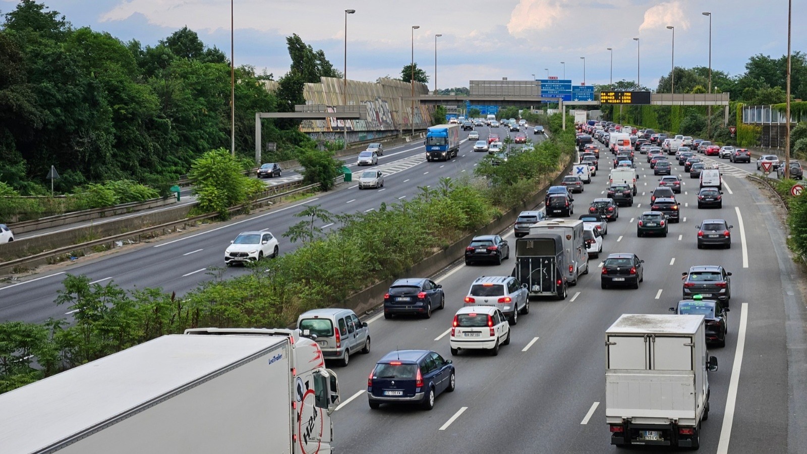 Pic de pollution et canicule : même les voitures électriques doivent ralentir, et ce n'est pas qu'un délire parisien
