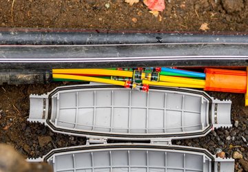 Il dissout son entreprise pour échapper à une dette liée à une fibre optique bâclée, mais la justice le rattrape
