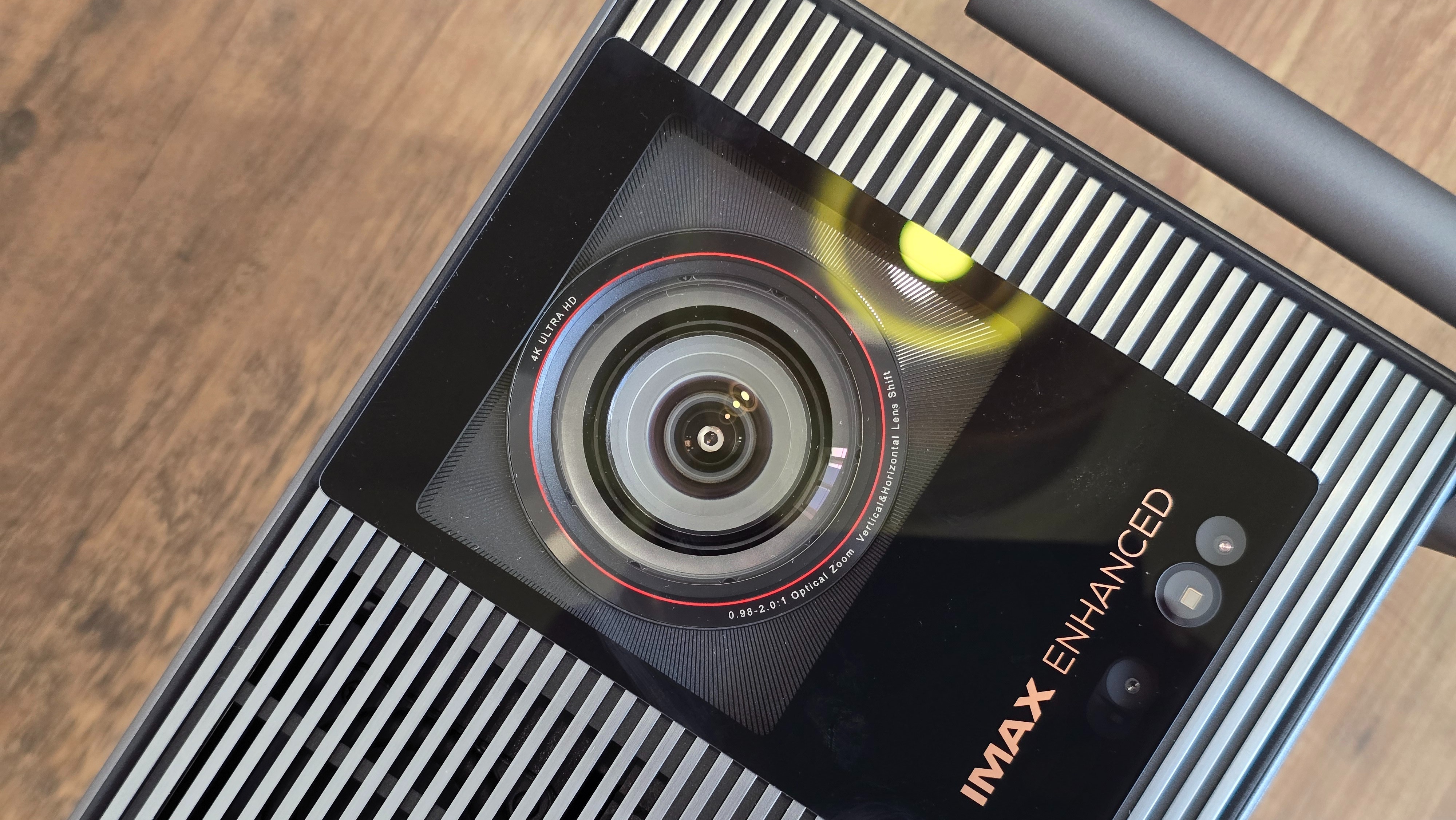 Test XGIMI Titan Noir Max : dans l’ombre des grands projecteurs
