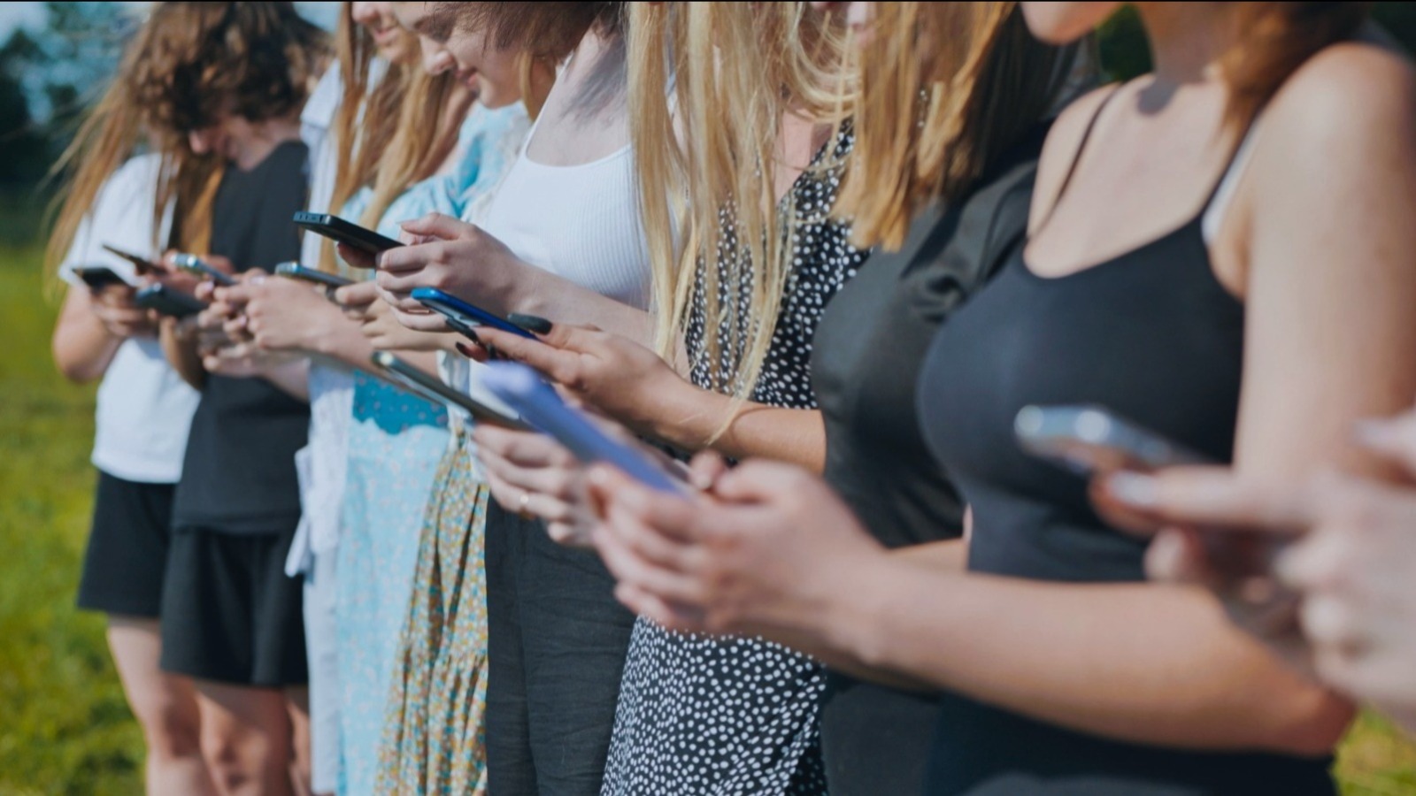 Bruxelles retoque la loi sur les réseaux sociaux interdits aux moins de 15 ans