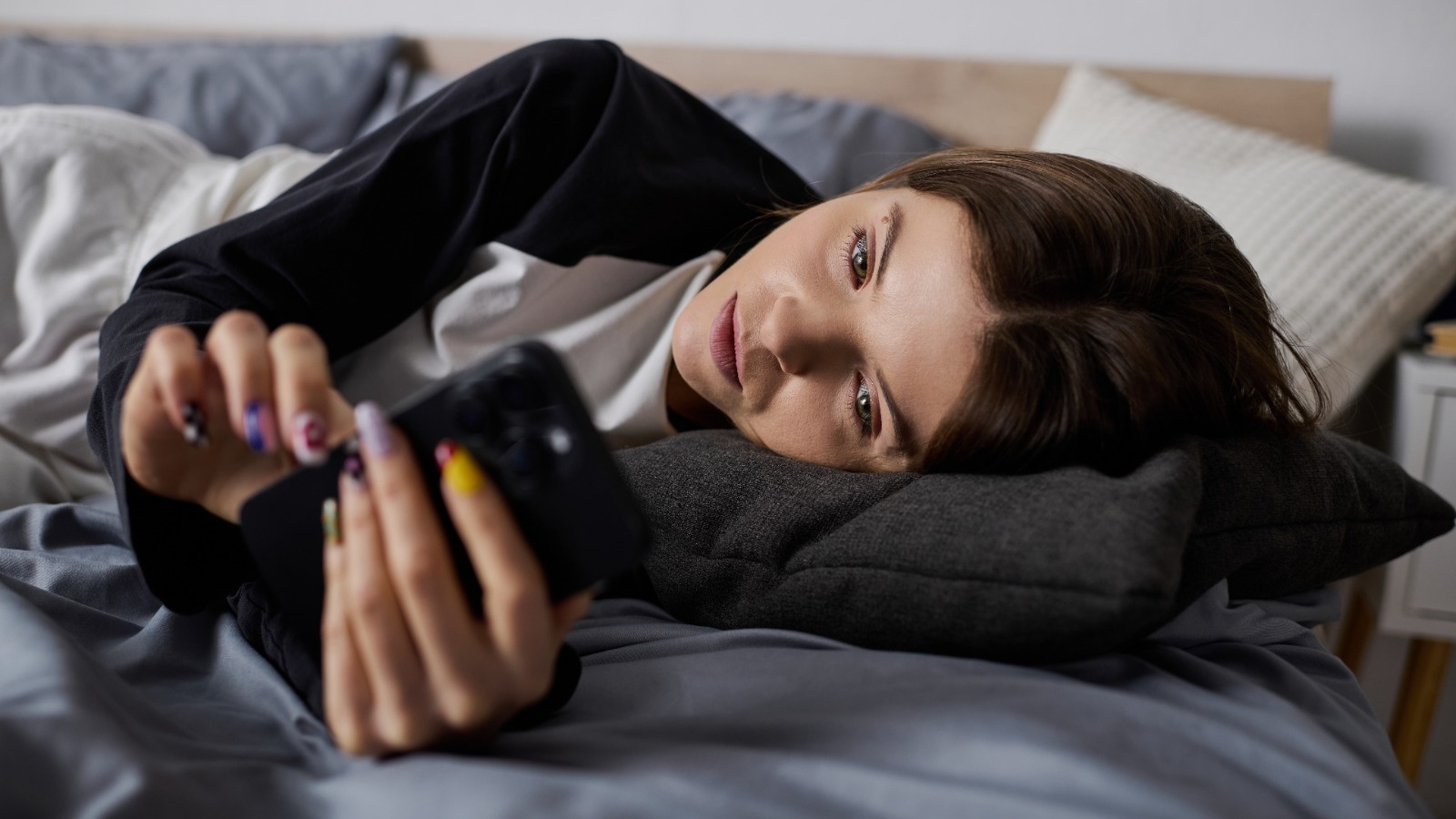 Pourquoi vous attrapez votre téléphone dès le réveil et comment en finir avec cette sale manie