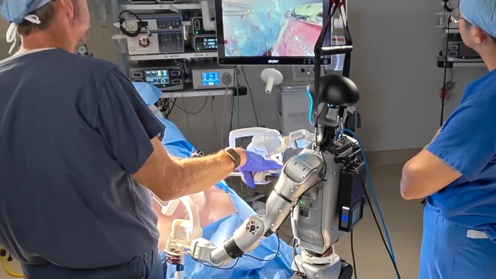 Des robots humanoïdes réalisent une opération chirurgicale avec des outils médicaux standards