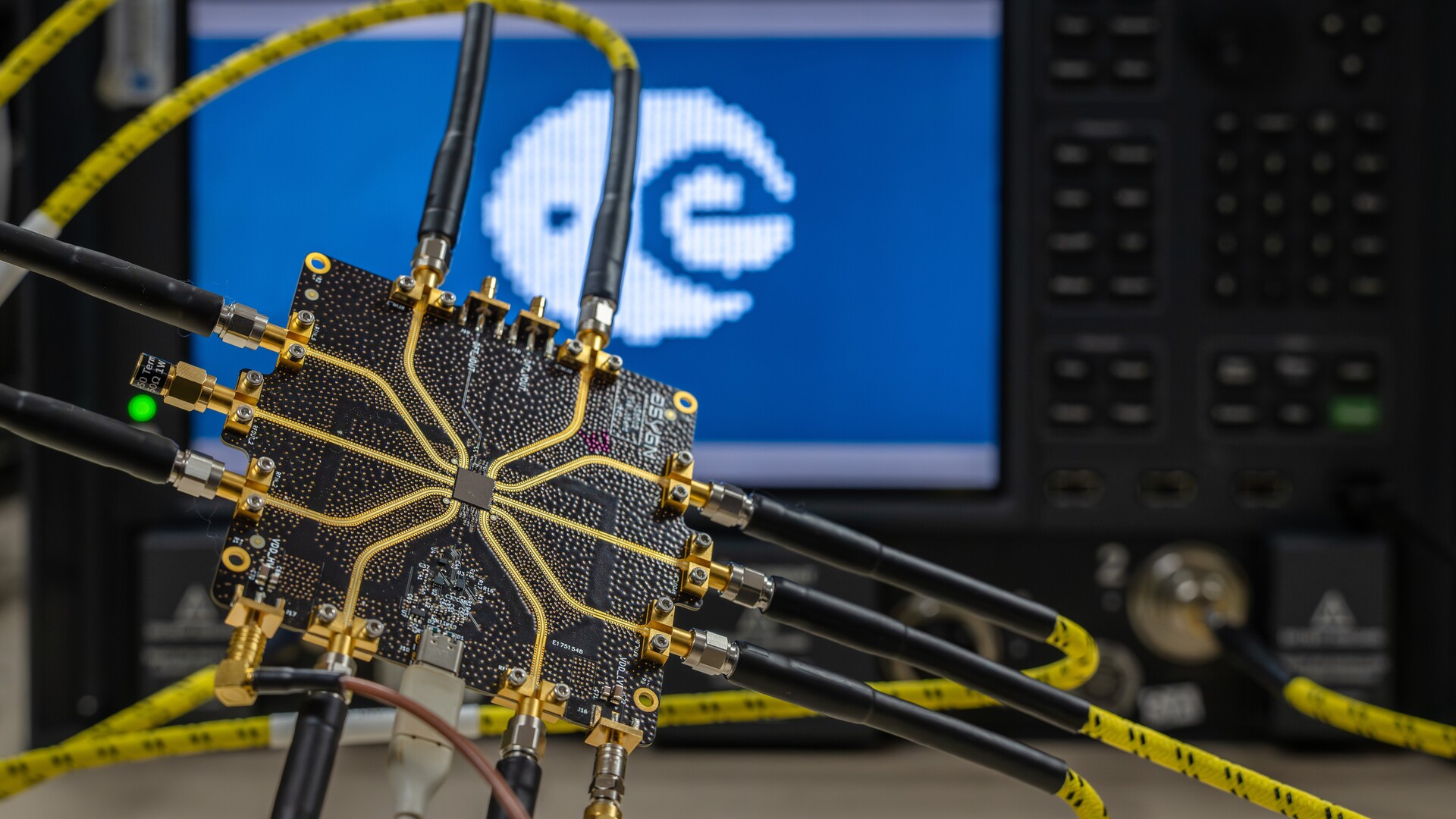 Ces puces françaises apprennent aux antennes satellites à lire dans le ciel sans bouger