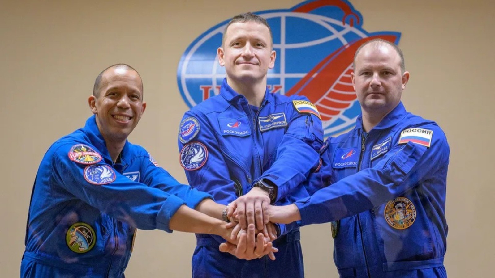 Après huit mois dans l'ISS, un astronaute de la NASA et deux cosmonautes rentrent sur Terre