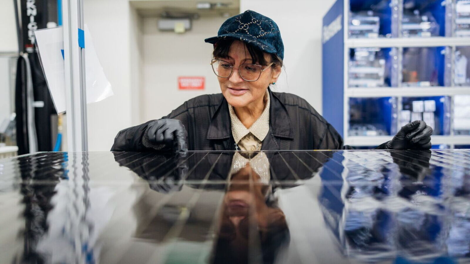 Drôle de reconversion d'une employée d'Amazon qui empilait des colis et assemble des satellites désormais
