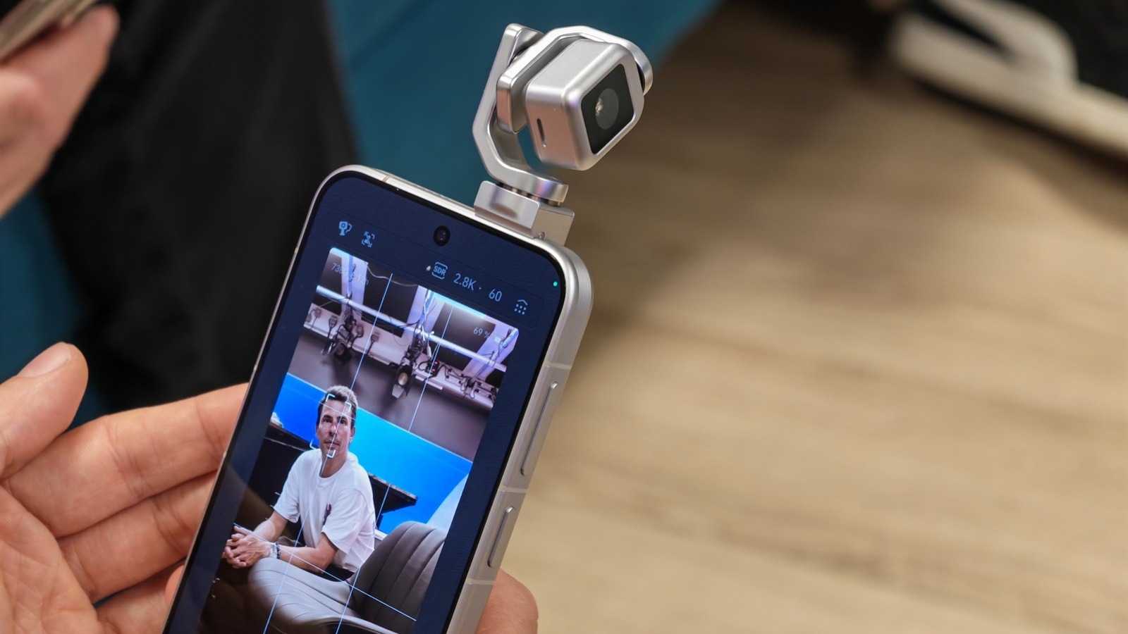 J'ai essayé le Robot Phone d'Honor, un pur délire d'ingénierie qui tient dans la poche