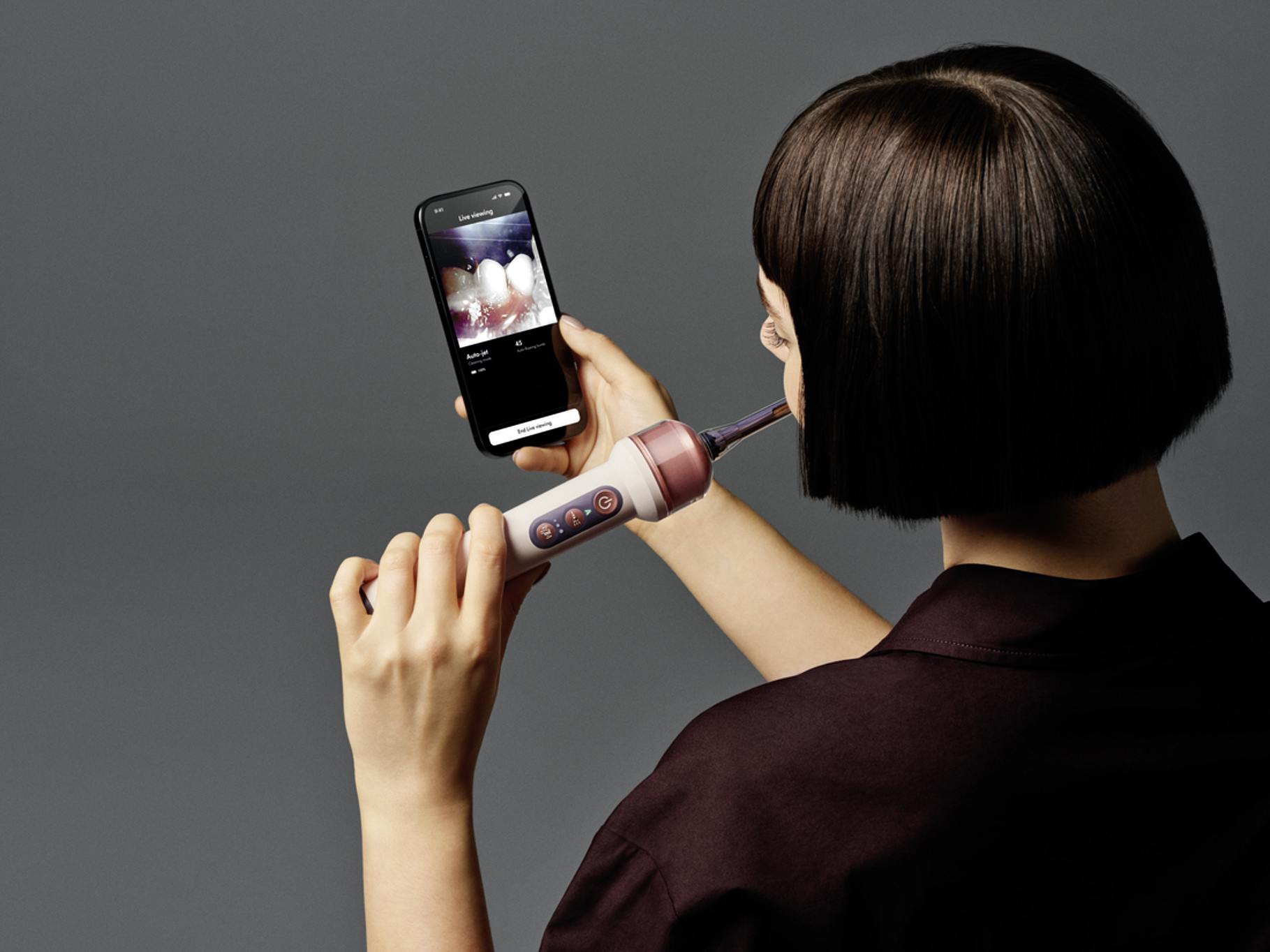 Dyson lance une brosse à dents qui filme l'intérieur de votre bouche pour viser la plaque dentaire