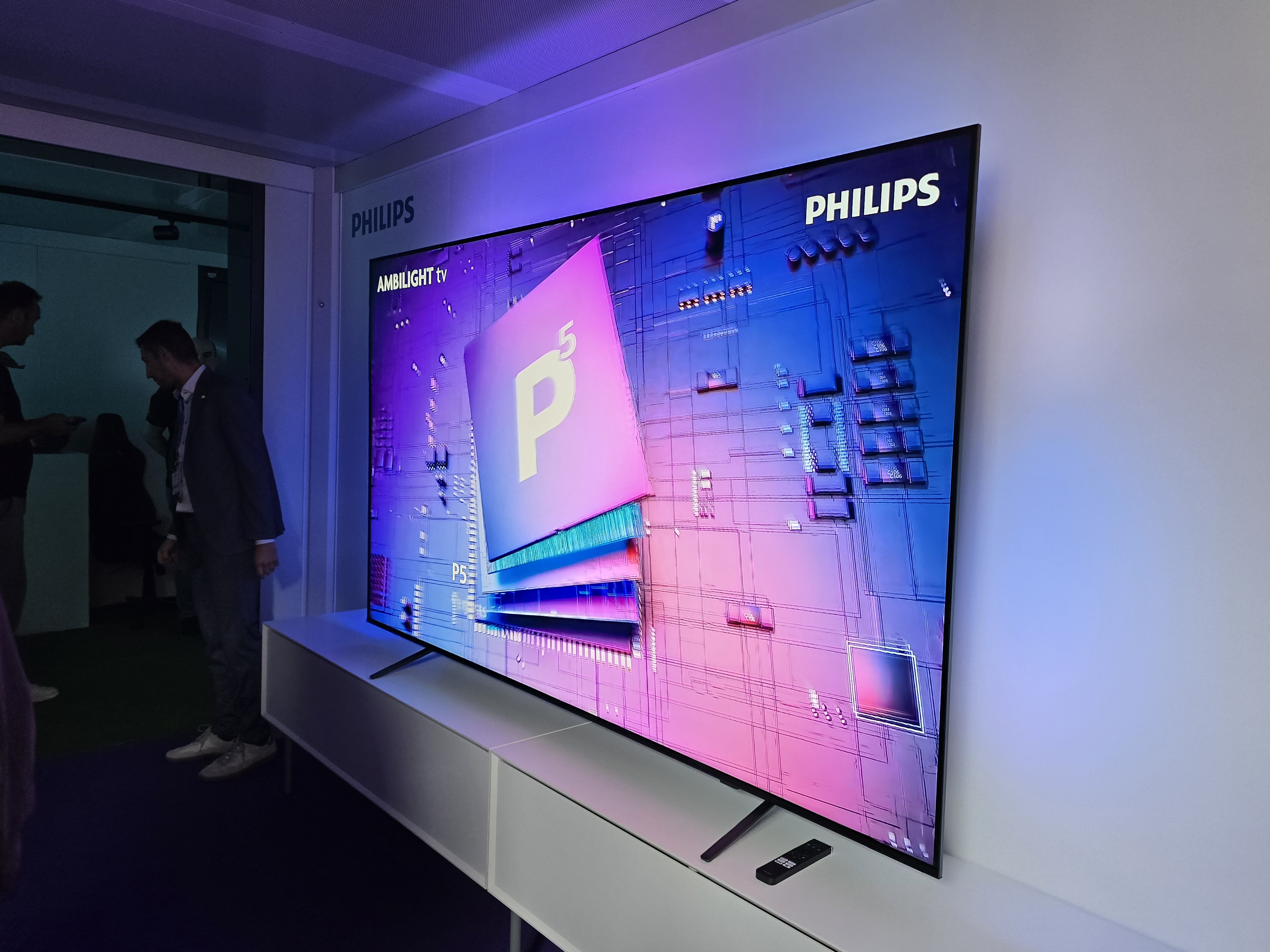 Philips voit encore plus grand : son premier téléviseur Ambilight de 100 pouces arrive