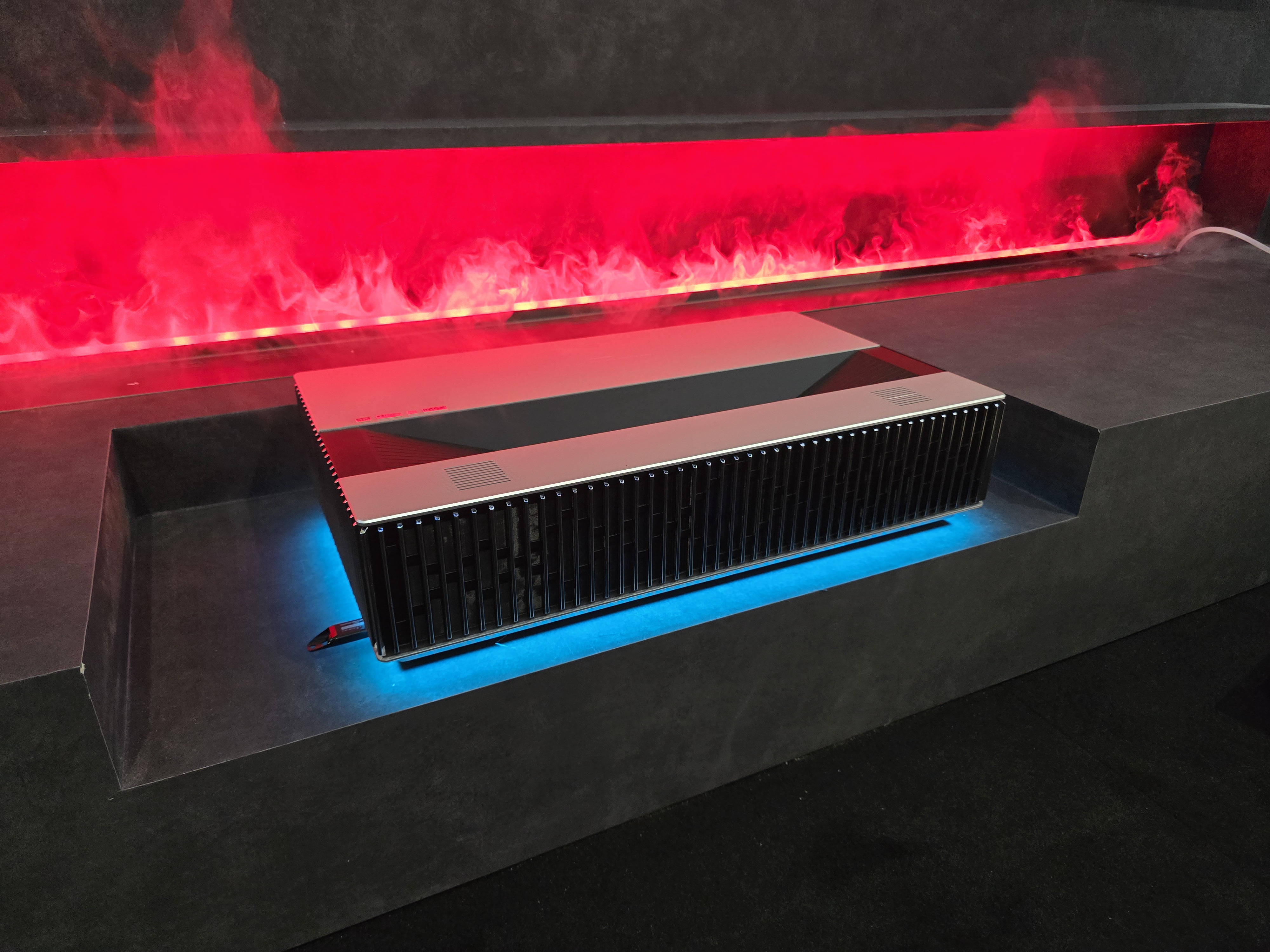 J’ai vu l’AWOL LuxVision, le premier UST à revendiquer la 4K à 120 Hz avec un lens shift optique