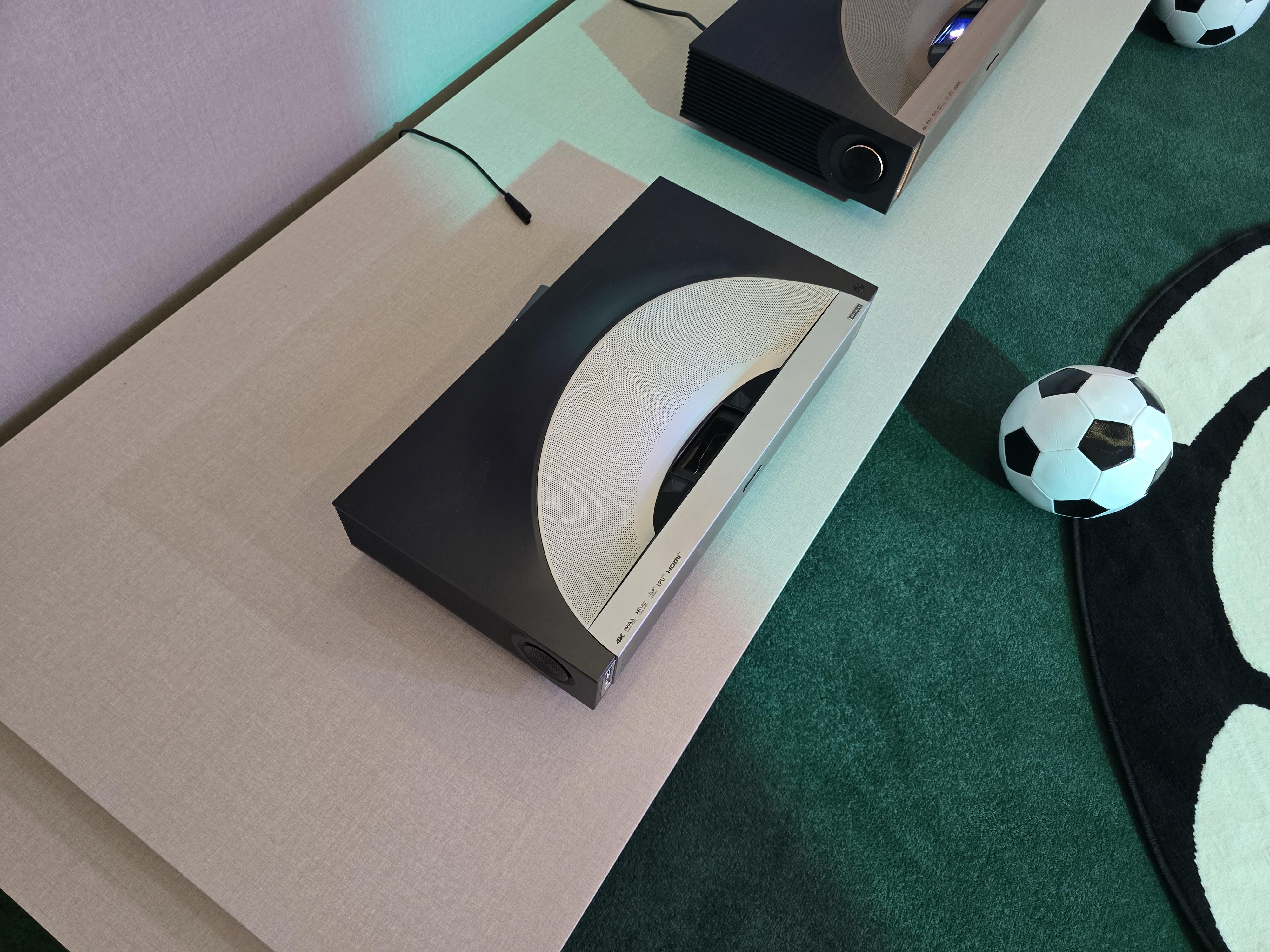 Hisense PX4-Pro : le vidéoprojecteur ultra-courte focale 4K précise enfin son prix