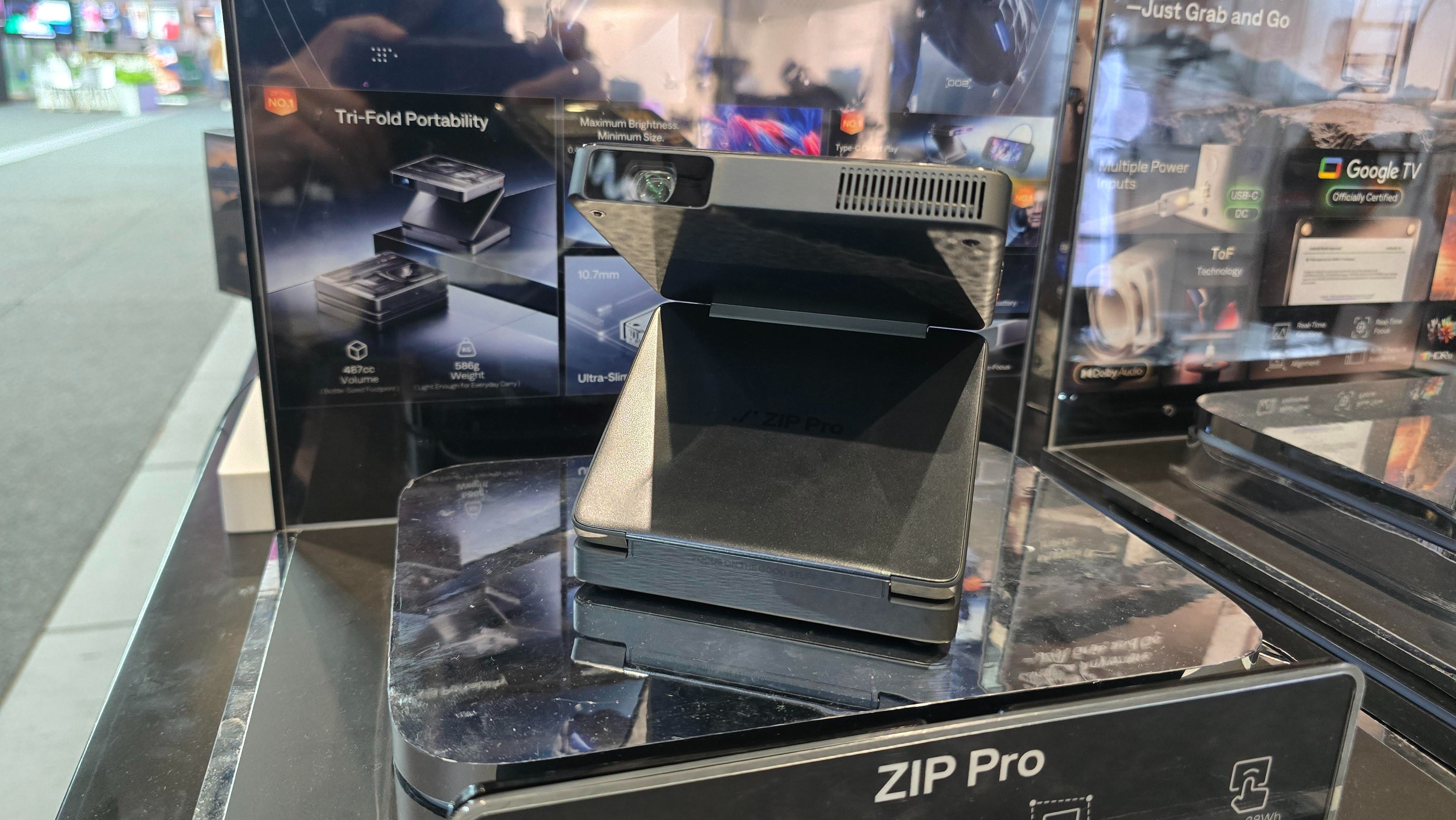 Aurzen ZIP Pro : le vidéoprojecteur qui se plie en trois corrige enfin ses deux gros défauts