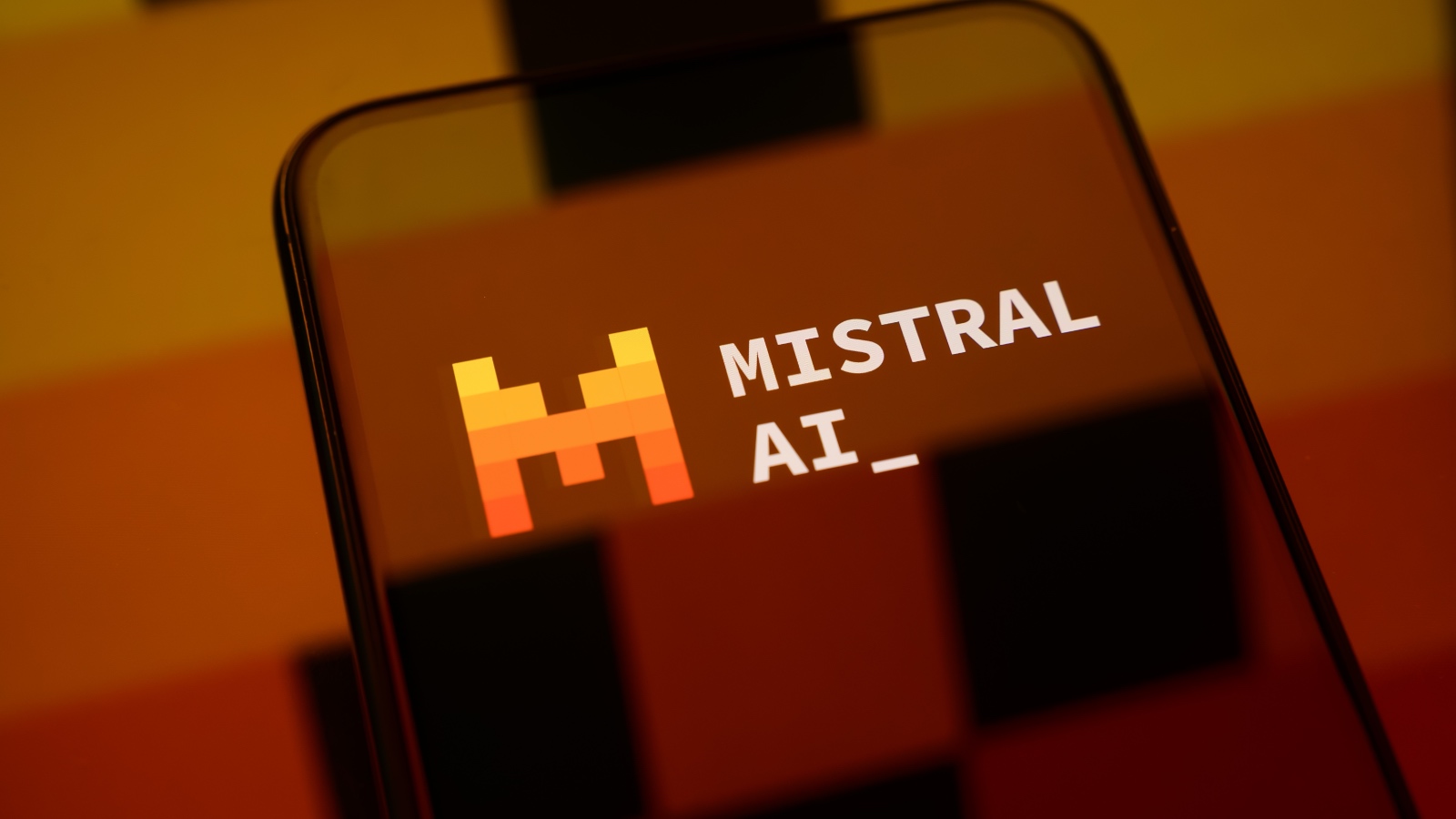 Mistral investit des millions pour racheter...une boite de pub