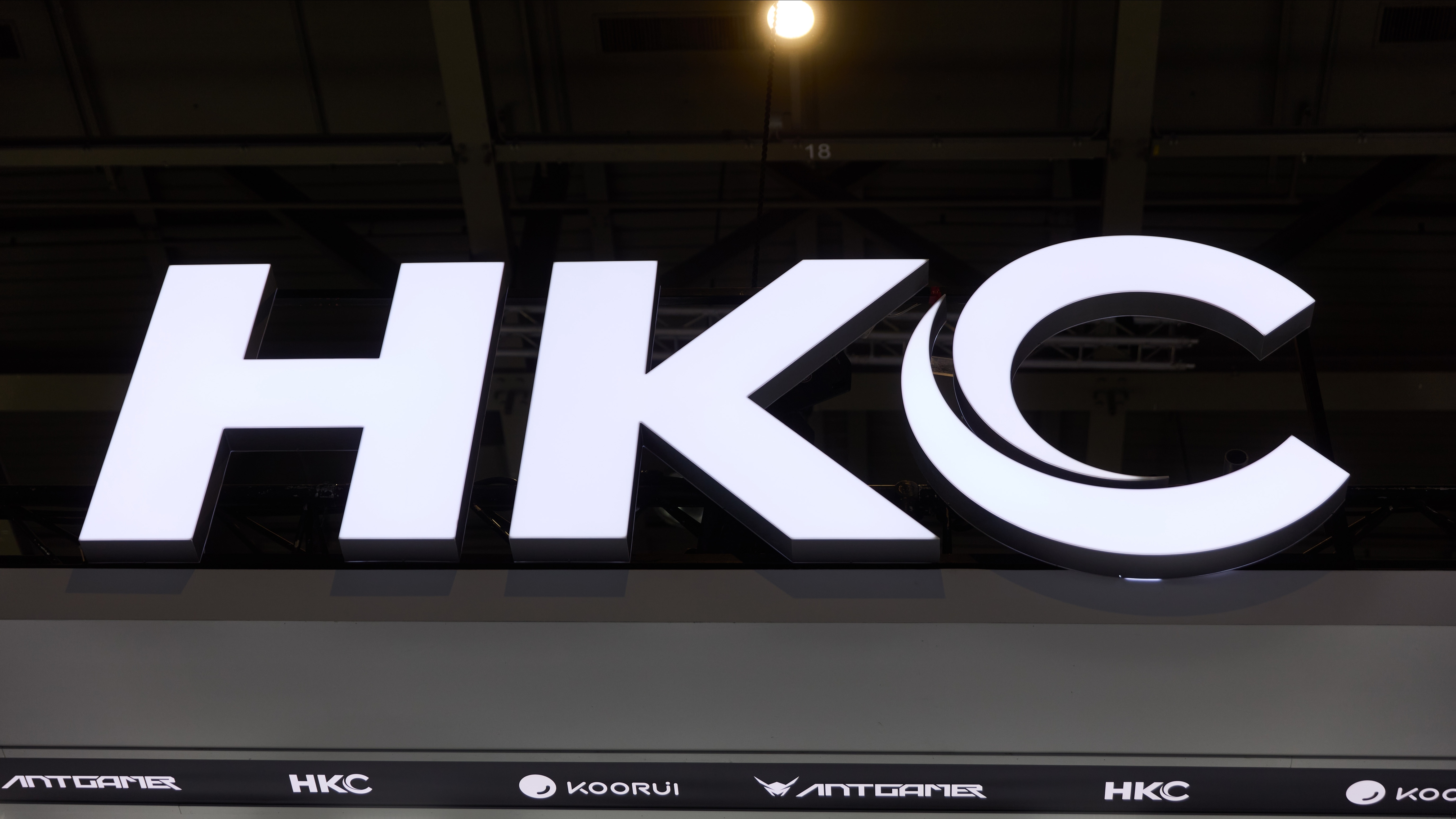 Après les écrans à 1 000 Hz, HKC pousse le LCD jusqu’à 1 200 Hz natifs
