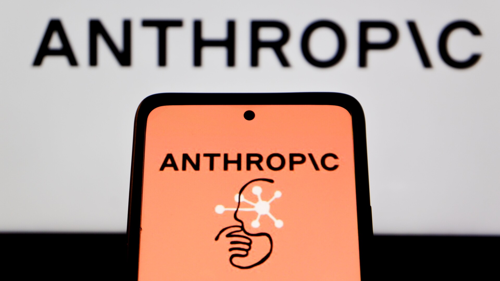 Anthropic a désormais un laboratoire secret de biologie, et veut que son IA Claude y dirige des robots
