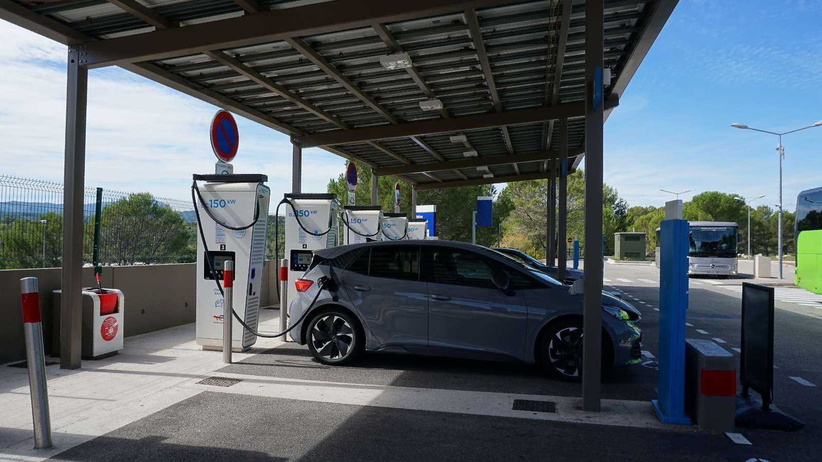 Les voitures électriques dépassent 40 % des ventes en France, le marché automobile rebondit en septembre