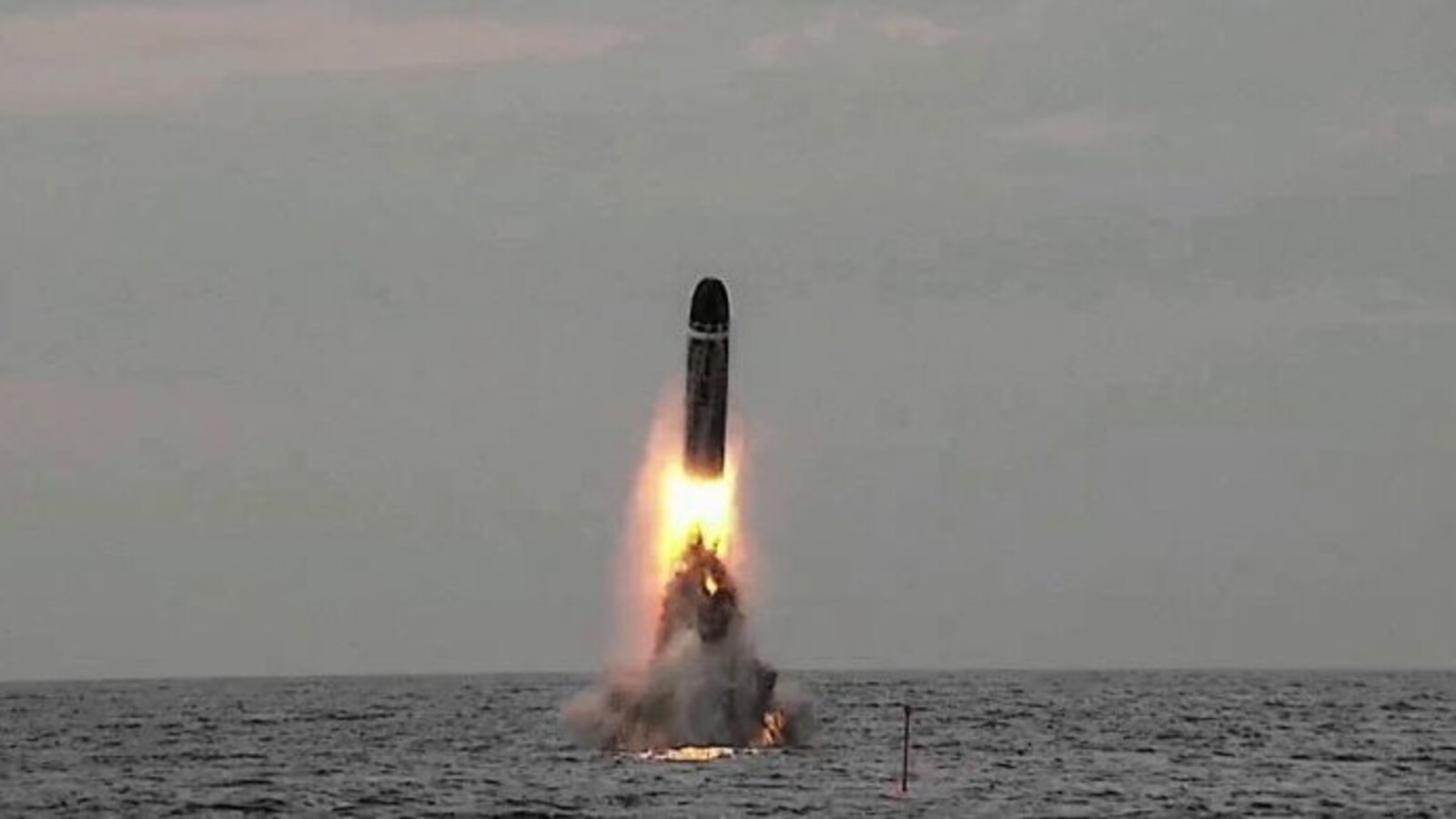 Tir à blanc réussi pour le dernier missile nucléaire français, sous les yeux d'Emmanuel Macron (Vidéo)