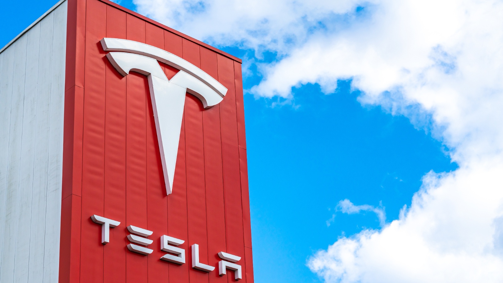 Conduite assistée de Tesla : la Slovaquie devient le 9e pays européen à l'autoriser, la France toujours contre