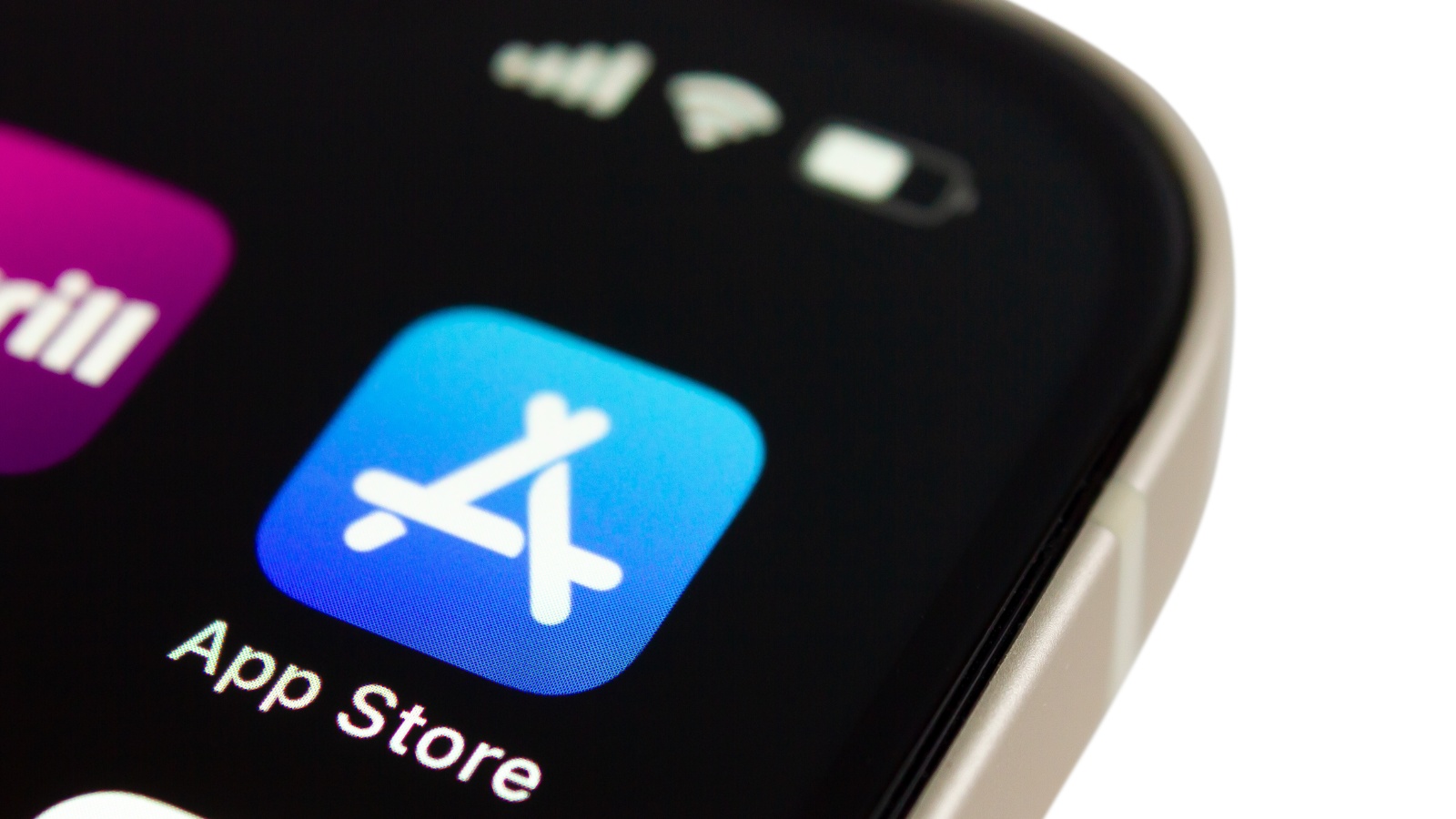 Apple bannit de l'App Store les fonctions cachées et les applis de nudification par IA