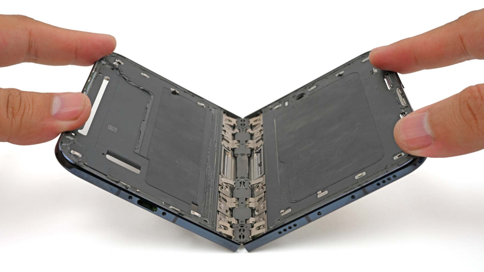 Après les premières fissures, iFixit démonte l'iPhone Duo et fait des découvertes inquiétantes