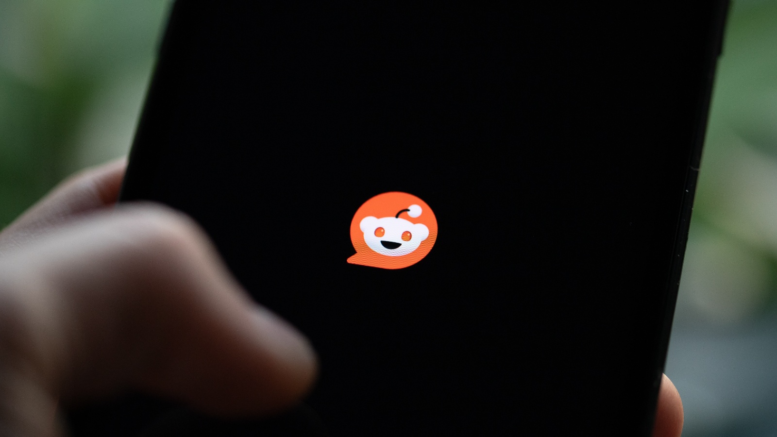 Reddit veut fermer la porte aux visiteurs anonymes, et ce n'est pas seulement à cause de l'IA